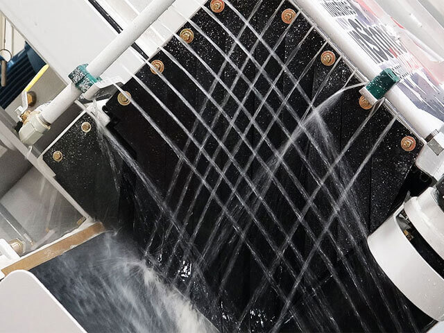 Spray Bar Washing on the ThinStone TXS-3000 Veneer Saw
